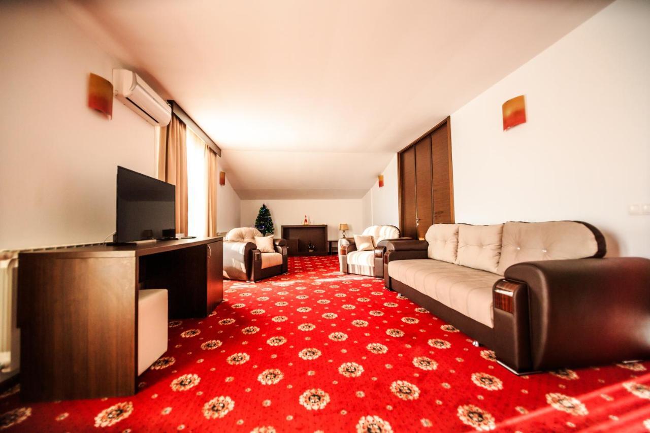 Hotel La Dolce Vita Zărneşti エクステリア 写真
