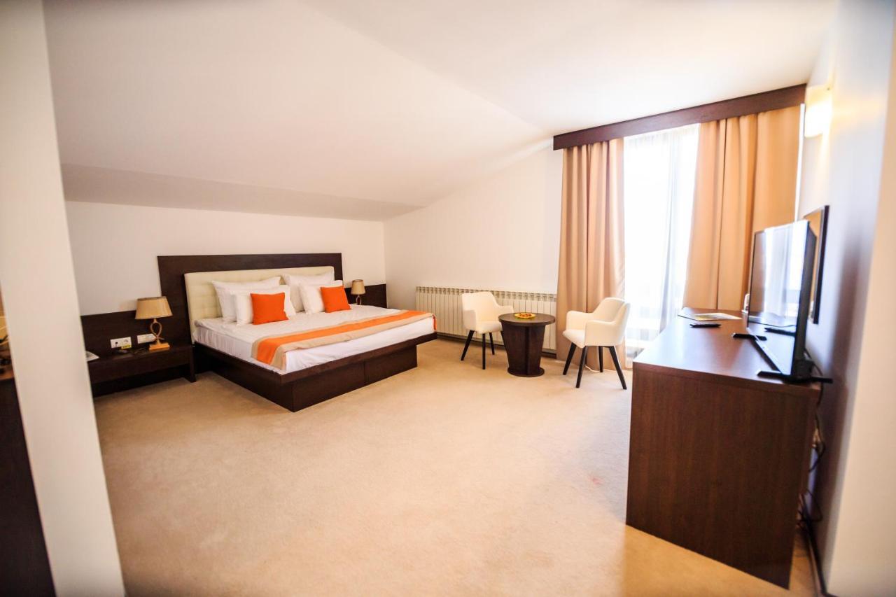 Hotel La Dolce Vita Zărneşti エクステリア 写真